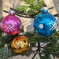 pink-blaa-guld-runde-juletraeskugler-glas-hvid-dekoration-gammelt-julestads